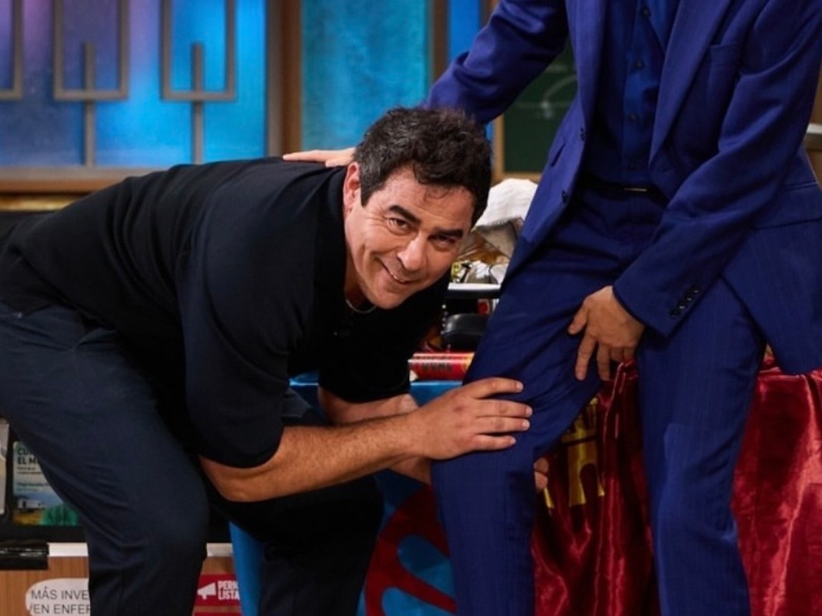 Pablo Chiapella acude a 'La Revuelta' a lamerle el cuádriceps a Broncano y a presentar 'El Casoplón', su nueva película - Infobae