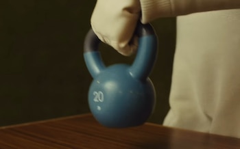 El robot humanoide cuenta con sensores que le indican cuando se le está resbalando alguna cosa.