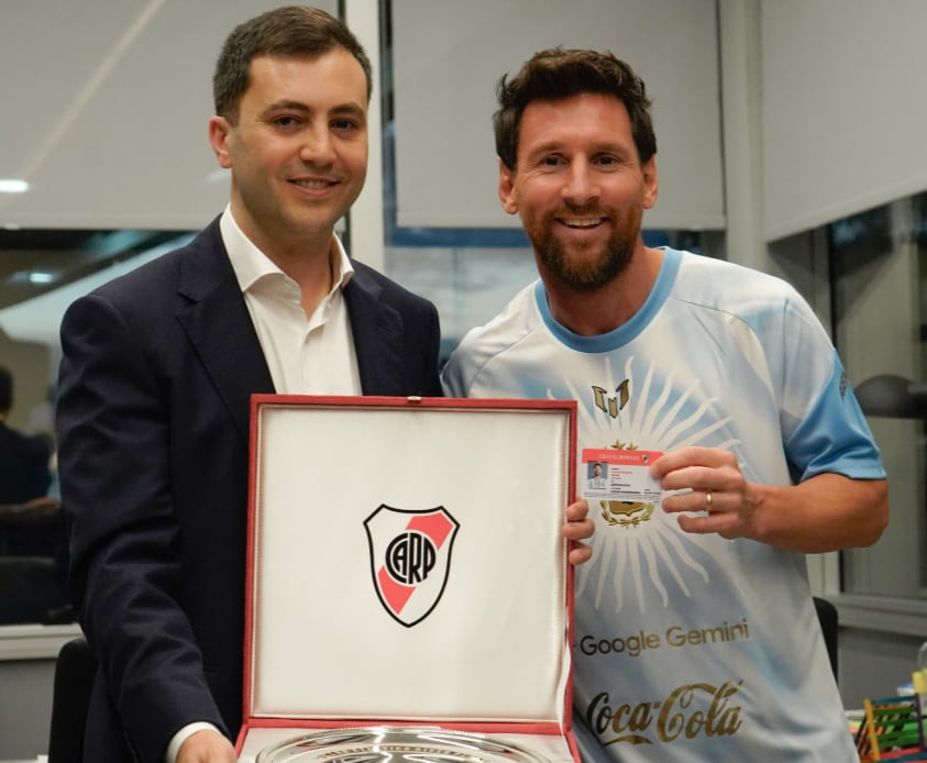 Stefano Di Carlo le entrega la plaqueta y el carnet a Messi