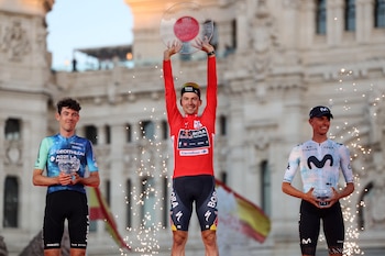 Primoz Roglic del Red Bull - Bora - Hansgrohe con el australiano Ben O'connor del Decathlon AG2R La Mondiale Team y el español Enric Mas del , Movistar Team - crédito Isabel Infantes / REUTERS