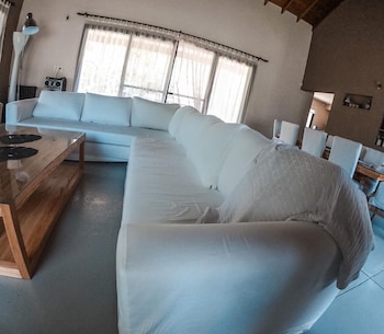 En el living, un sillón