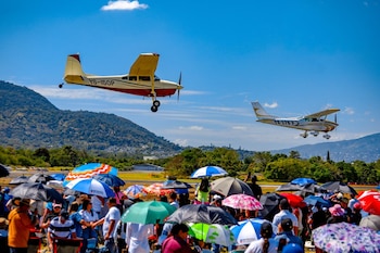 Familias y aficionados observan las