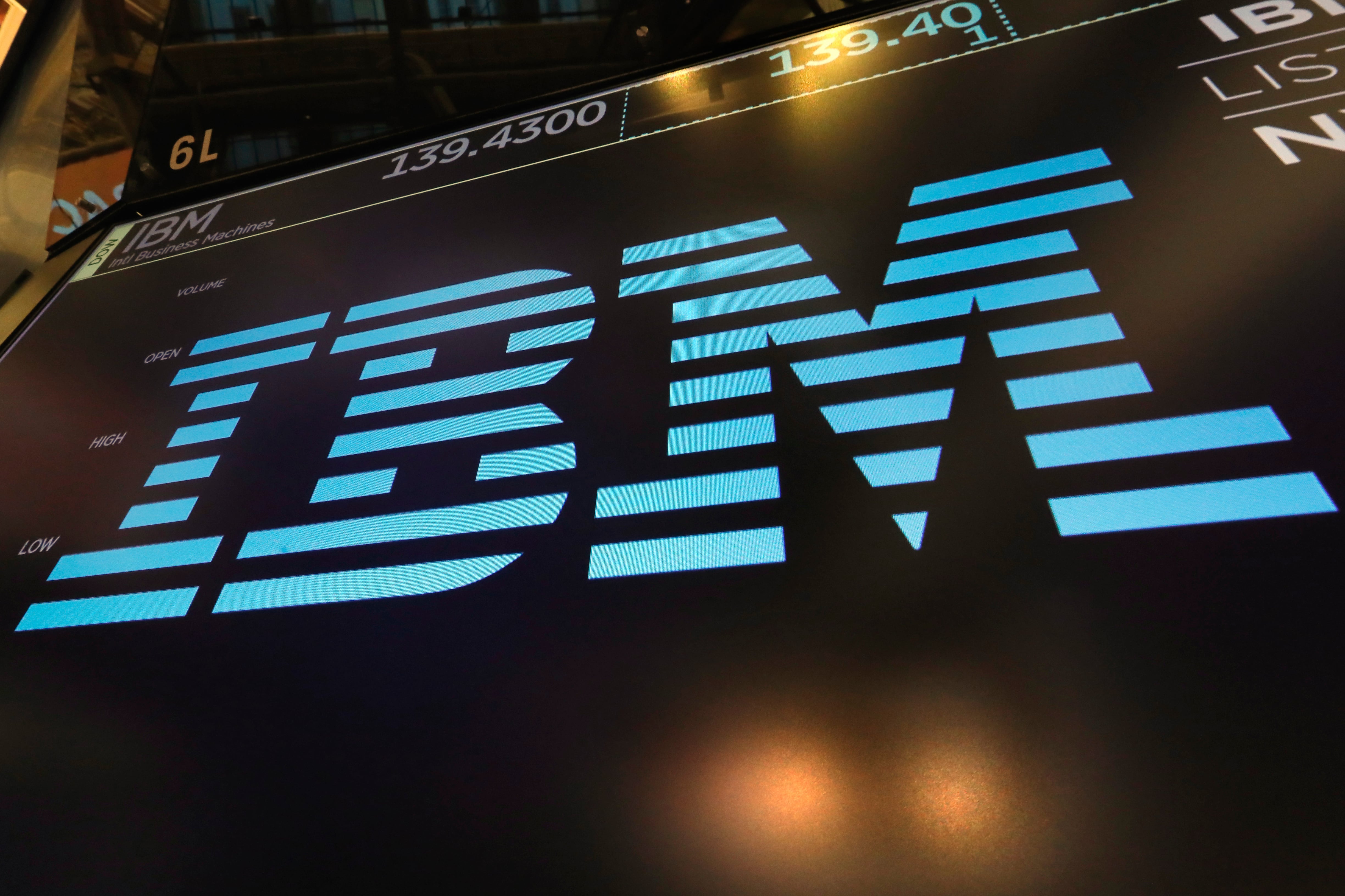 El logo de IBM en la Bolsa de Valores de Nueva York, el 18 de marzo del 2019. (AP foto/Richard Drew)