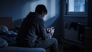 Sextorsión y robo de identidad: ¿Qué tan expuestos están los menores en videojuegos y redes sociales?