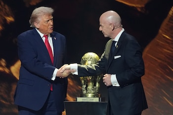 ARCHIVO - El presidente estadounidense Donald Trump saluda al presidente de la FIFA Gianni Infantino (derecha) durante el sorteo de la Copa Mundial, el 5 de diciembre de 2025, en Washington. (AP Foto/Evan Vucci)