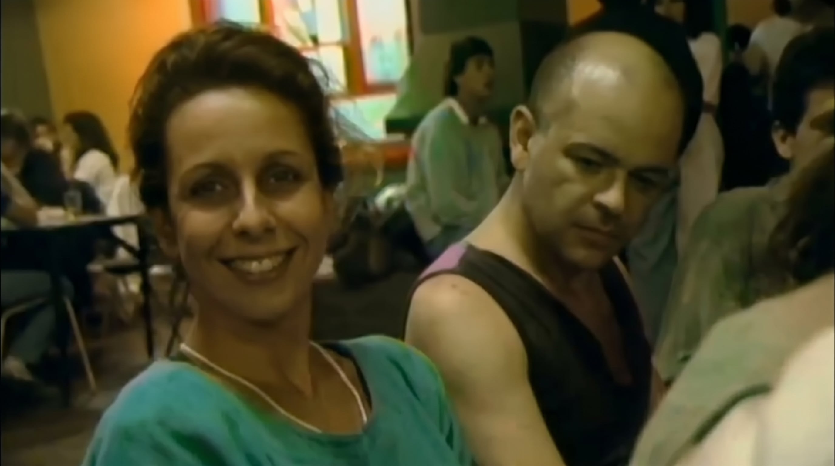 Jorgelina Pochintesta y Luca Prodan en una escena del documental Luca, de Rodrigo Espina (1999). La imagen está mejorada con IA (Imagen Ilustrativa Infobae)