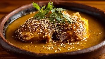 Prepara mole amarillo con pollo,