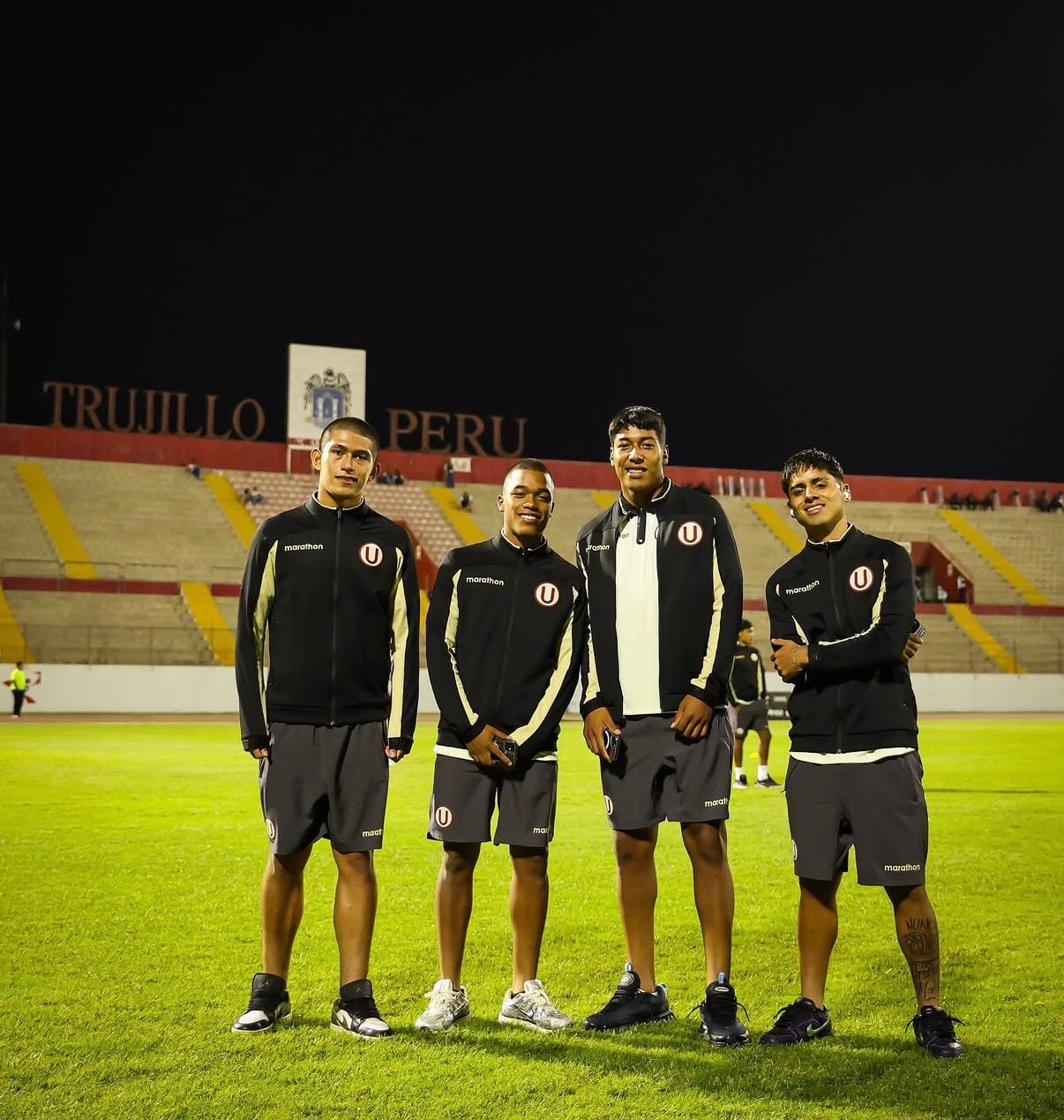 Os jogadores do Universitario já estão no estádio Mansiche.