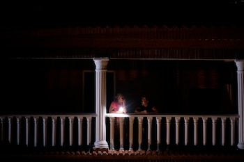 Dos mujeres esperan en un