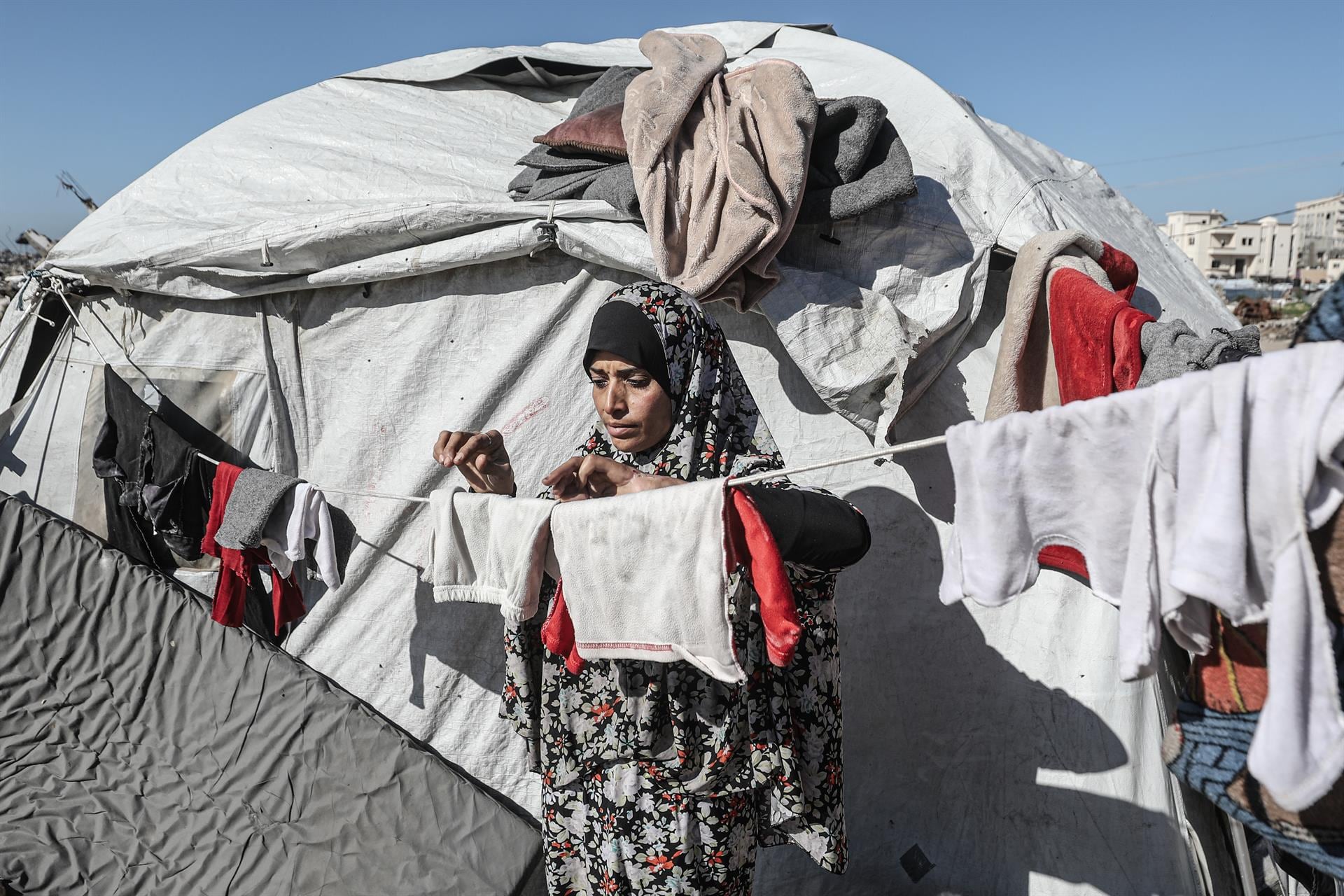 Niños y familias desplazadas en un campamento de la Franja de Gaza bajo frío extremo