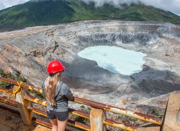 El país impone controles más estrictos y reduce el aforo de turistas ante el reciente aumento de explosiones y emanaciones en el cráter principal (Cortesía: Costa Rica Travel Life).