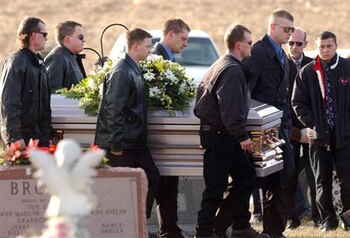 El entierro de Bobbie Jo.