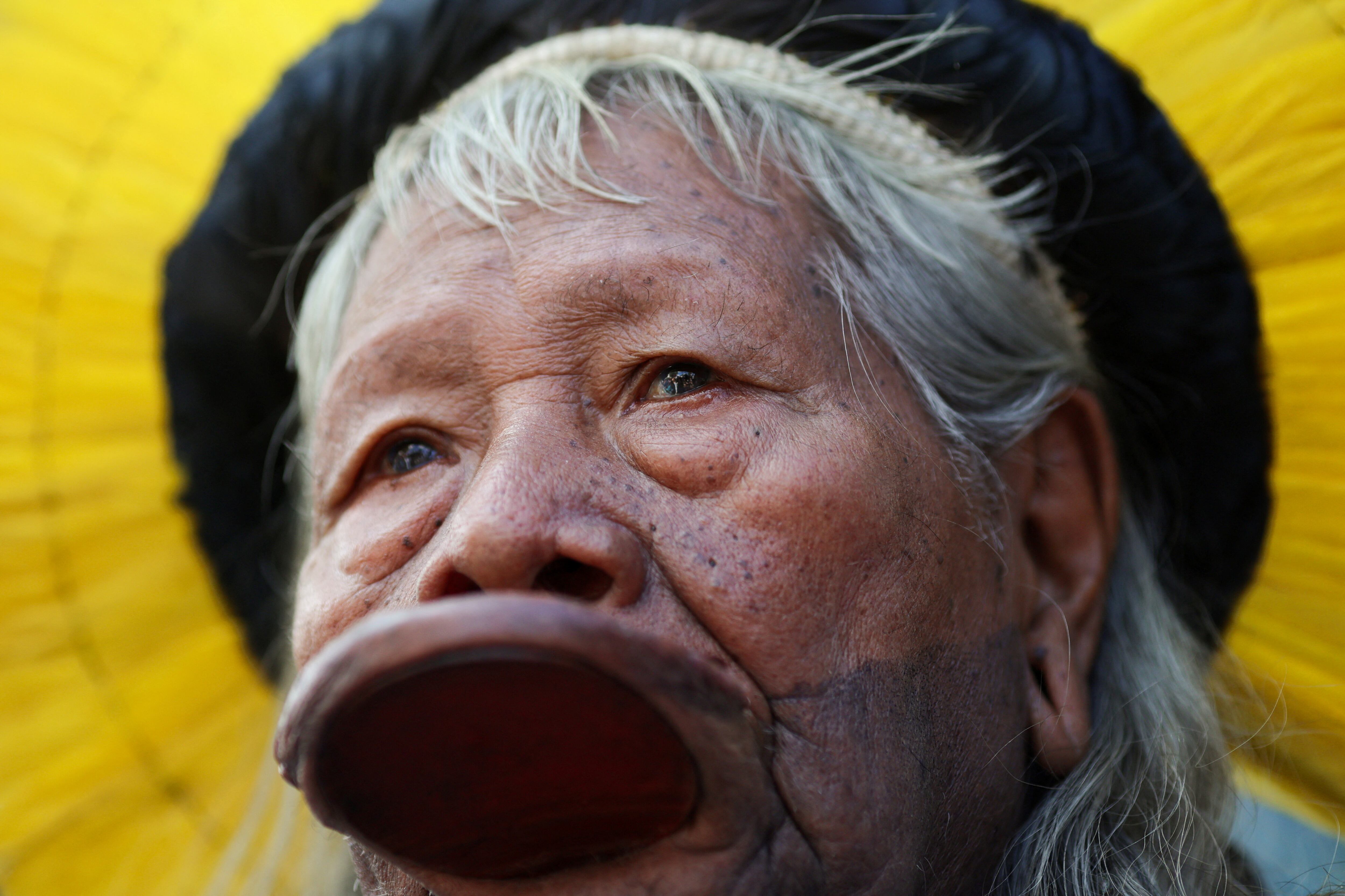 El líder indígena brasileño Raoni Metuktire concede una entrevista a Reuters (REUTERS/Adriano Machado)