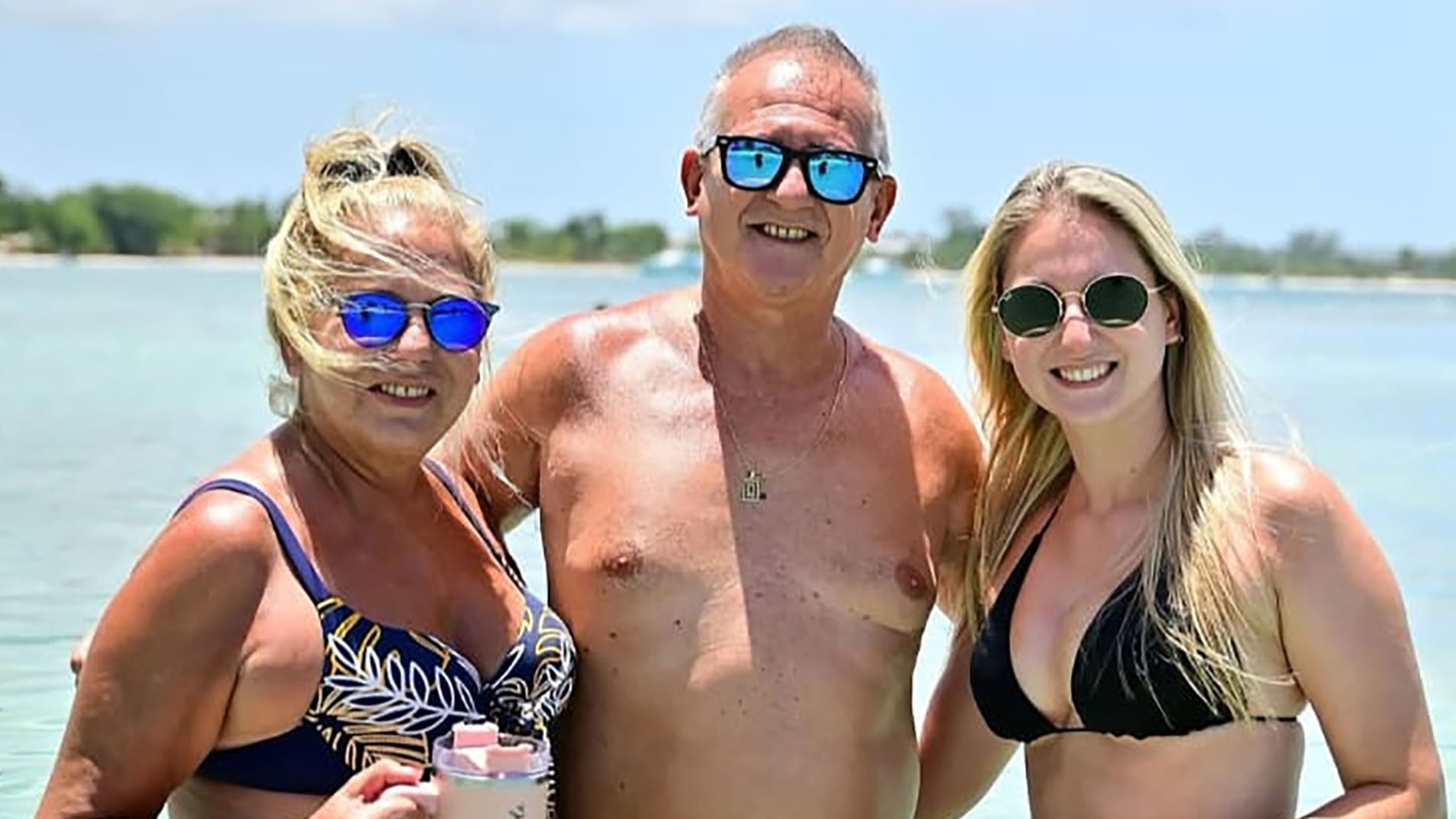 Talía junto a Quique Mansilla y su mamá durante unas vacaciones