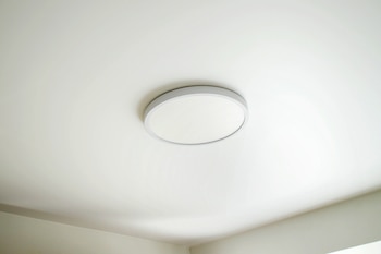 Lámpara de techo (Adobe Stock)