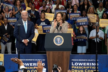 La vicepresidenta y candidata presidencial demócrata, Kamala Harris, pronuncia un discurso mientras la acompaña el presidente Joe Biden en un evento en el condado de Prince George, Maryland (REUTERS/Ken Cedeno)