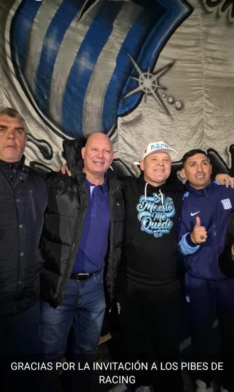 Pepo posa en la reunión de Los Pibes de Racing en el Club Pinocho de Villa Corina