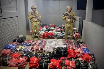 La Fuerza Armada de El Salvador incautó siete bultos de ropa deportiva de contrabando valorados en más de 25.000 dólares en Candelaria de la Frontera. (Cortesía: Fuerza Armada)