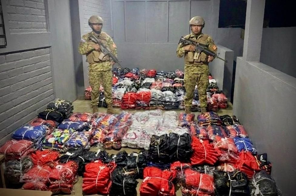 La Fuerza Armada de El Salvador incautó siete bultos de ropa deportiva de contrabando valorados en más de 25.000 dólares en Candelaria de la Frontera. (Cortesía: Fuerza Armada)