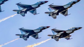 La Fuerza Aérea de Estados Unidos participó de las exhibiciones que llamaron la atención de miles de personas que asistieron al Hyundai Air & Sea Show en Miami Beach (@airandseashow)