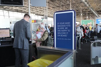 15/06/2020 15 June 2020, Belgium, Zaventem: Passengers maintain their social distancing as they queue in front of check-in counter at Brussels Airport following Belgium's decision to reopen borders with Europe and Schengen Area. On the other hand, Croatia, Switzerland and Germany are fully opening their borders starting from Monday 15 May 2020. Photo: Bruno Fahy/BELGA/dpa
POLITICA INTERNACIONAL
Bruno Fahy/BELGA/dpa