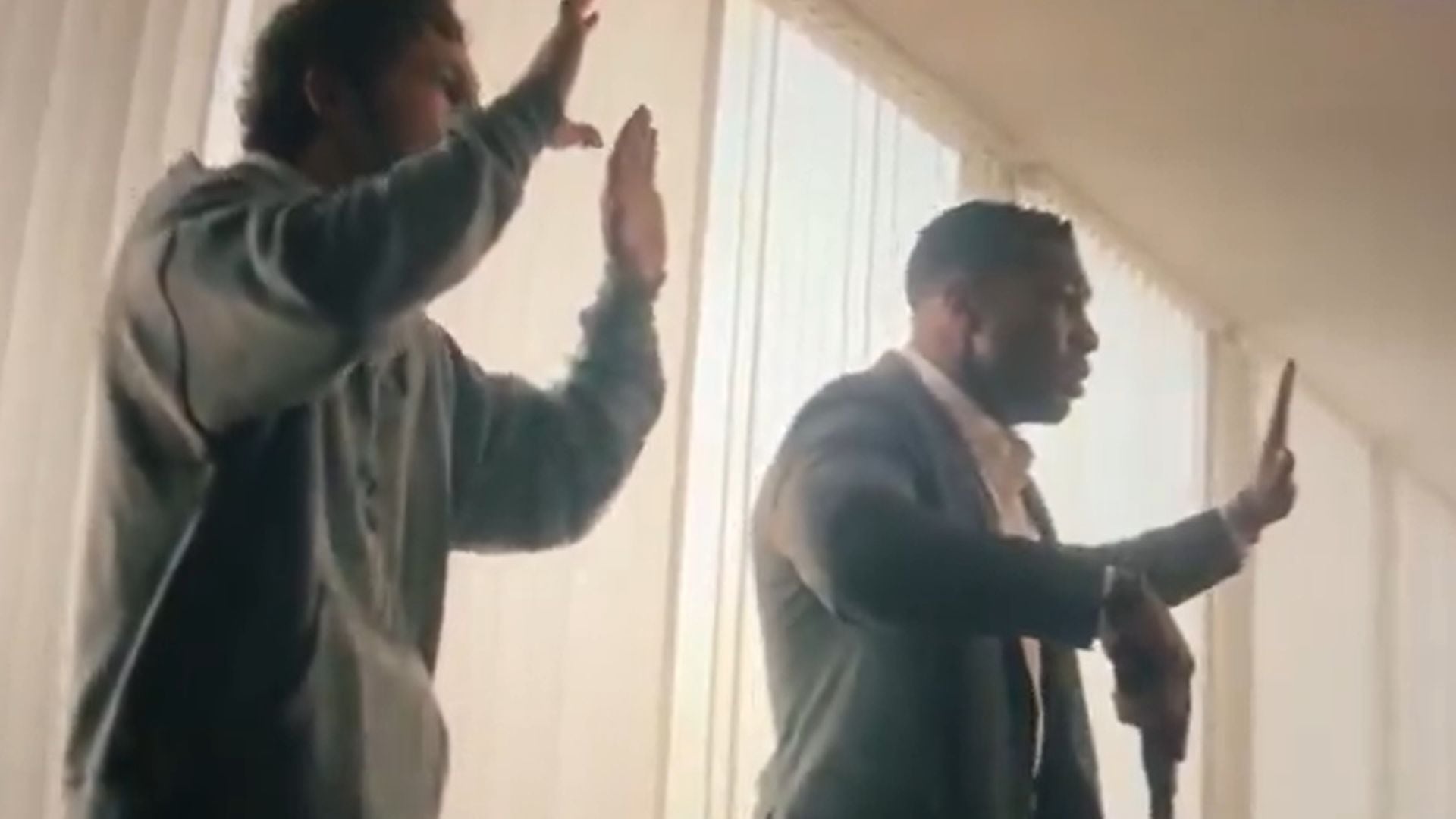 La ventana que cedió estaba destinada a un stunt posterior, sin actores involucrados.(Captura de video/Deadline)