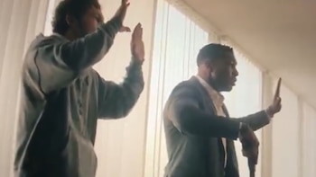 La ventana que cedió estaba destinada a un stunt posterior, sin actores involucrados.(Captura de video/Deadline)