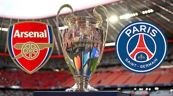 El trofeo de la UEFA Champions League en el centro, flanqueado por el escudo del Arsenal a la izquierda y el escudo del PSG a la derecha, sobre un fondo de estadio.