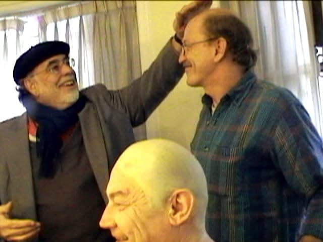 El cineasta Francis Ford Coppola comparte un momento con Alex Mathews durante una pausa en el rodaje de la película Tetro.