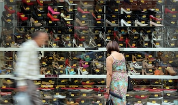Vidriera de una tienda de calzado en San Pablo. Es uno de los sectores alcanzados por el arancel del 25% de Estados Unidos capaz de reorientar su oferta hacia Argentina (Foto: Reuters)