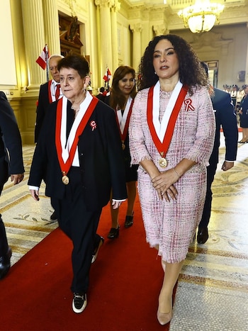 En el look de Cecilia Chacón, la especialista destacó el tweed como tela formal, pero cuestionó el color por “empalidecer” y un maquillaje demasiado oscuro para un evento de día. Congreso de la República.