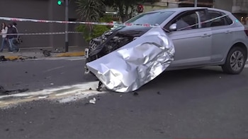 Violento choque entre un auto particular y un taxi en Floresta: al menos tres heridos