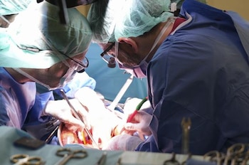 A equipe médica conseguiu manter o fluxo sanguíneo durante a operação graças ao duplo bypass (Hospital Bellvitge).