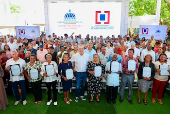 La entrega de certificados legales en Los Frailes fortaleció la seguridad jurídica y el patrimonio familiar de los beneficiarios. (Foto cortesía Presidencia de la República Dominicana)
