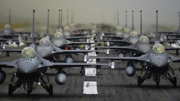 Un avión militar se estrella cerca de una base estadounidense en Alemania y deja un herido
