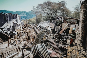 Un bombero inspecciona los restos