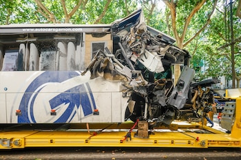El Servei d'Emergències Mèdiques (SEM) ha elevado hasta los 35 los heridos del autocar que este miércoles, 1 de julio, ha chocado contra la fachada de un edificio de la Rambla Ferran de Lleida, 4 de ellos en estado crítico y otros 6 en estado menos grave. A raíz del accidente, el SEM ha activado 12 unidades y 1 equipo de psicólogos y los Bombers de la Generalitat han desplazado 11 dotaciones.