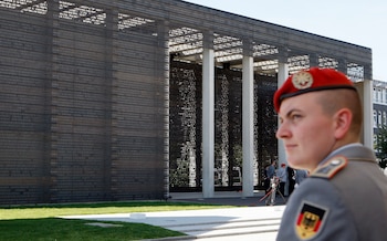 Un soldado delante de un monumento al ejército alemán, en Berlín (AP Foto/Michael Sohn/Archivo)