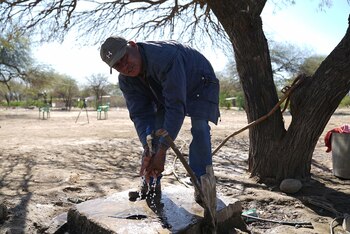 Laquín Sánchez lavándose las manos.