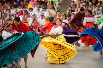La Guelaguetza reúne a miles de visitantes en el Cerro del Fortín cada julio.
Delegaciones de todo Oaxaca participan en la máxima fiesta cultural del estado.
El Auditorio Guelaguetza será sede de presentaciones emblemáticas en 2026. (Cortesía Gobierno del Estado de Oaxaca)