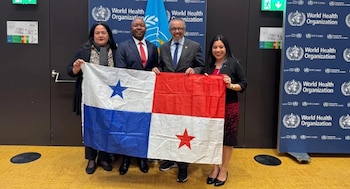 Delegados de Panamá junto al director general de la Organización Mundial de la Salud (OMS), Tedros Adhanom Ghebreyesus, a la derecha. (MINSA)