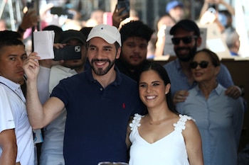 Nayib Bukele votó junto a su esposa, Gabriela Rodriguez