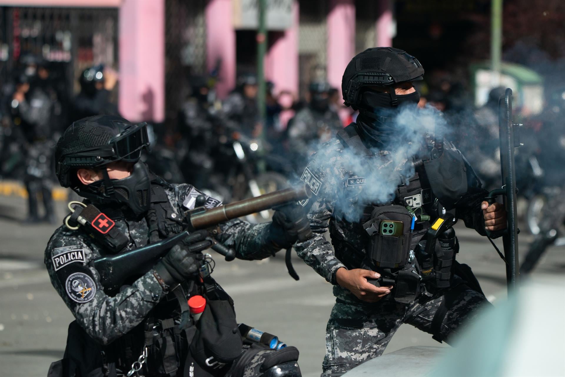 Una operación conjunta de Policía y Ejército liberó parcialmente las rutas principales entre La Paz y El Alto, abriendo un corredor humanitario para insumos básicos.