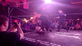 La escandalosa pelea de lucha