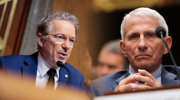 Dos hombres, Rand Paul y Anthony Fauci, con traje y corbata, están fusionados en una sola imagen. Uno con gafas y cabello canoso, el otro con cabello blanco.