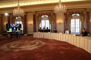 Antony Blinken participando virtualmente de