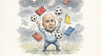 Caricatura de Jorge Sampaoli, calvo y con barba, vistiendo un buzo celeste y blanco, con brazos levantados bajo una lluvia de balones, pecheras y papeles tácticos en un campo de fútbol.