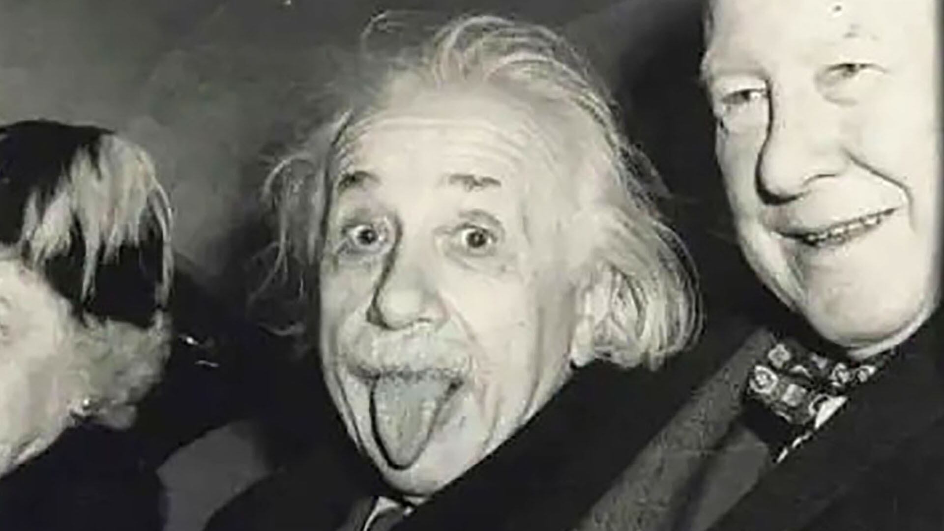 La foto de Albert Einstein sacando la lengua fue tomada en su cumpleaños número 72, tras un gesto de fastidio hacia los fotógrafos (Nate D Sanders Auction)