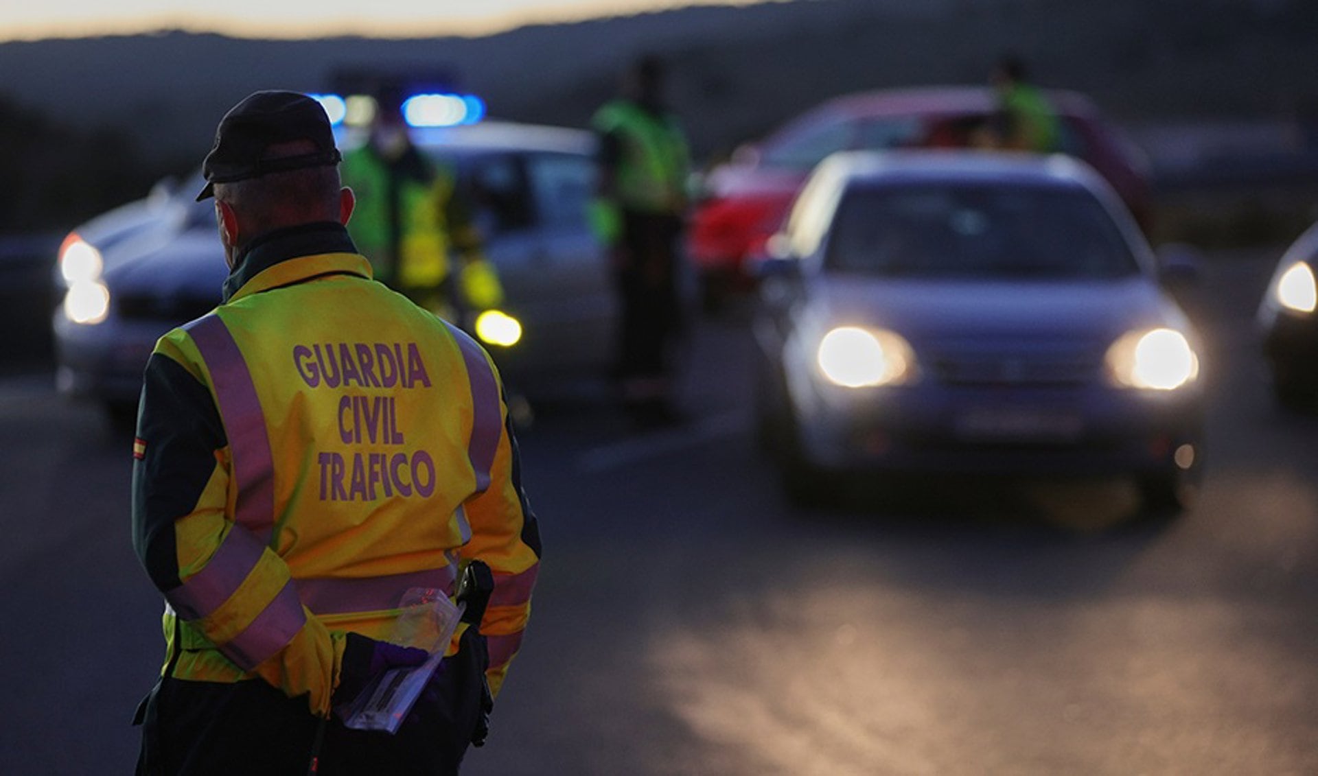 30/12/2021 Un agente durante un control de la Guardia Civil.SOCIEDAD JESÚS HELLÍN / EUROPA PRESS