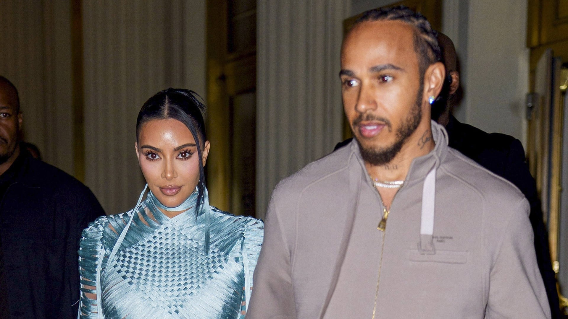 Kim Kardashian y Lewis Hamilton sorprenden en Broadway con un look denim coordinado y toques de alta costura (Grosby)